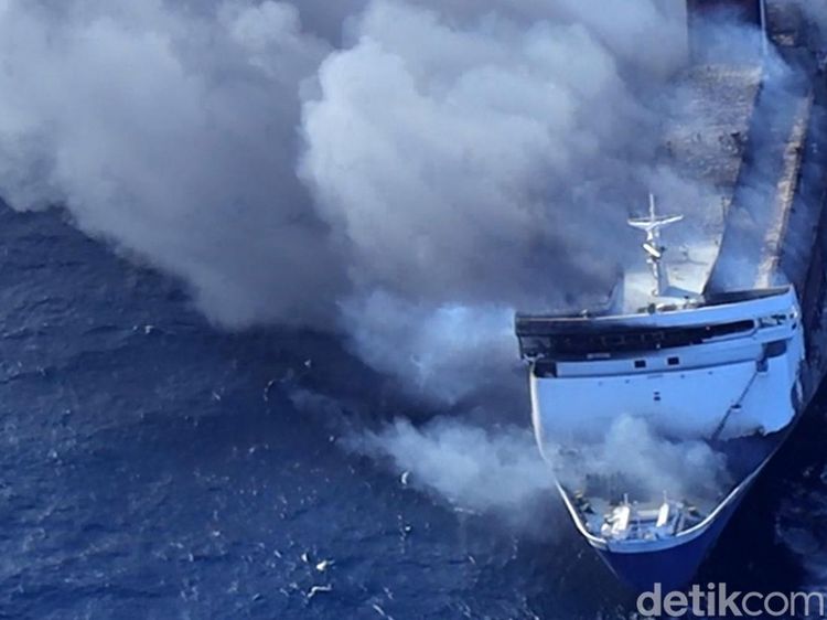 Penampakan KMP Mutiara Sentosa 2 Saat Terbakar