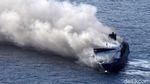 Penampakan KMP Mutiara Sentosa 2 Saat Terbakar