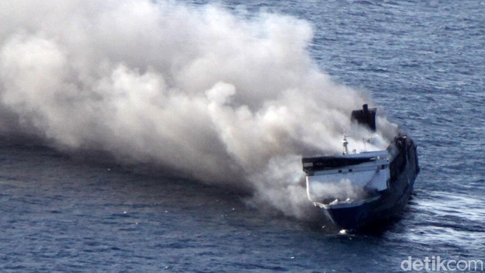 Penampakan kmp mutiara sentosa 2 saat terbakar