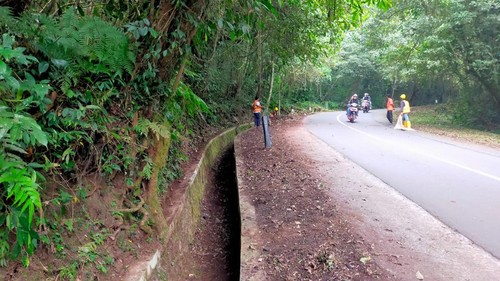 Pengerukan sedimentasi drainase ruas jalan Suela-Sembalun, Lombok Timur, NTB. (Dok. Dinas PUPRPKP NTB)