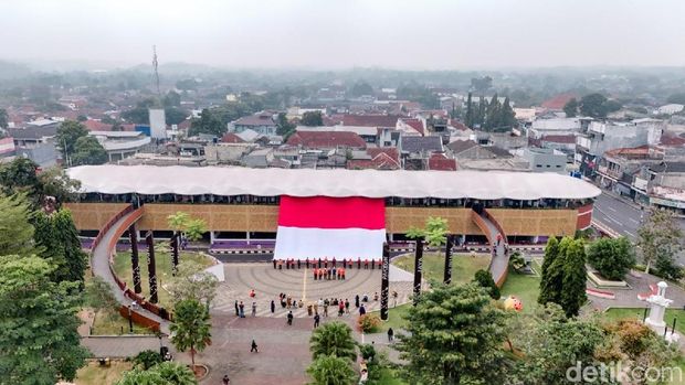 Pengibaran Bendera Merah Putih di Tower Lampu Alun-alun Ciamis.