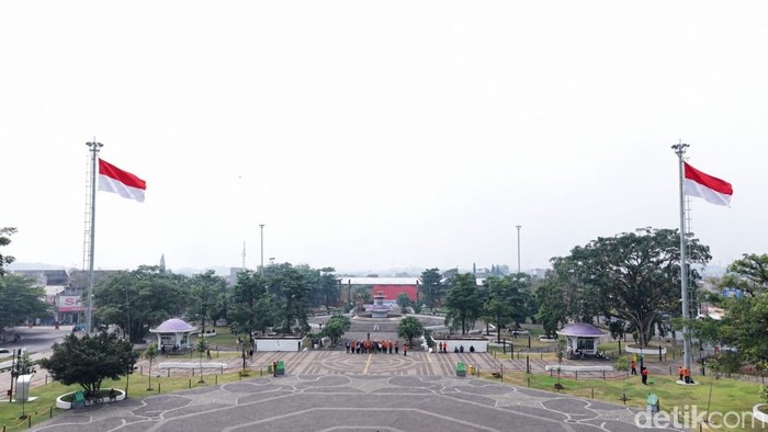 Pengibaran Bendera Merah Putih di Tower Lampu Alun-alun Ciamis.