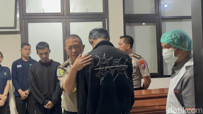 Penyerahan jenazah korban KM Mutiara Sentosa 2 kepada keluarga di RS Bhayangkara Polda Jatim.