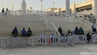 Perluasan Masjidil Haram juga mencakup pelataran salat, koridor penghubung, hingga jalur pedestrian. Berbagai fasilitas penunjang siap menyambut jemaah dari berbagai penjuru dunia. Foto: Rachmatunnisa/detikcom