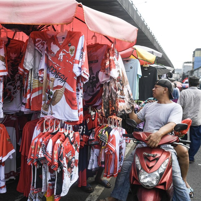 Pernak-pernik HUT Ke-81 RI Mulai Diburu di Pasar Asemka