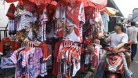 Calon pembeli memilih pernak-pernik kemerdekaan di Pasar Asemka, Jakarta. Penjualan bendera Merah Putih, aksesori, hingga dekorasi HUT Ke-81 RI mulai meningkat menjelang peringatan Hari Kemerdekaan. ANTARA FOTO/Muhammad Adimaja