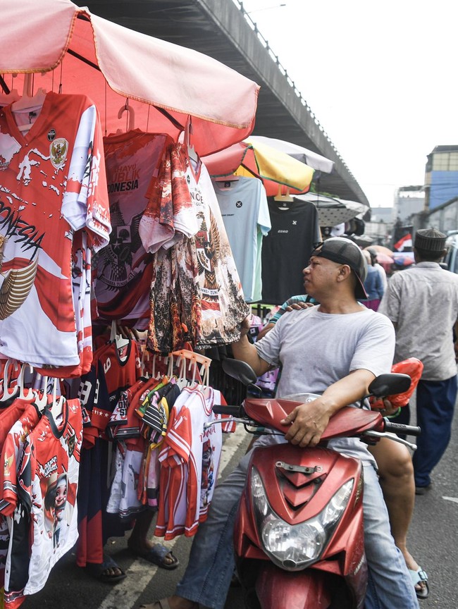 Pernak-pernik HUT Ke-81 RI Mulai Diburu di Pasar Asemka