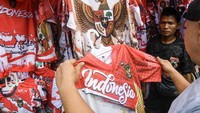 Pedagang menyebut penjualan meningkat sekitar 20 persen sejak akhir Juli dengan harga pernak-pernik HUT RI dijual mulai Rp5 ribu hingga Rp350 ribu. ANTARA FOTO/Muhammad Adimaja