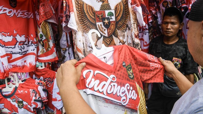 Calon pembeli melihat kaos bertema kemerdekaan yang dijual di Pasar Asemka, Jakarta, Minggu (2/8/2026). Menurut sejumlah pedagang, penjualan pernak-pernik HUT ke-81 RI mulai dari bendera Merah-Putih, busana, aksesoris, hingga hiasan dekorasi mengalami peningkatan sebesar 20 persen sejak akhir Juli dengan harga jual dari Rp5ribu sampai Rp350 ribu. ANTARA FOTO/Muhammad Adimaja/sgd
