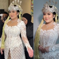 Pulasan blush on bernuansa merah muda lembut memberikan rona segar alami di pipi. Dipadukan dengan lipstik nude-pink yang mengilap, semakin menyempurnakan tampilan sang pengantin agar tampak anggun dan memikat di hari bahagianya. Foto: Dok. Instagram @bennusorumba.