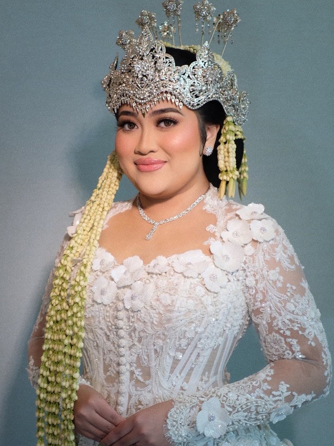 Bennu Sorumba, makeup artist langganan publik figur dan pejabat, dipercaya untuk memoles wajah Diah Lupita di hari bahagianya. Bennu mengusung gaya makeup Hollywood Flawless yang mengedepankan riasan mata berkarakter lewat nuansa eyeshadow lembut dan bulu mata untuk memberi kesan hidup. Foto: Dok. Instagram @bennusorumba.