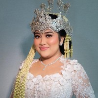 Bennu Sorumba, makeup artist langganan publik figur dan pejabat, dipercaya untuk memoles wajah Diah Lupita di hari bahagianya. Bennu mengusung gaya makeup Hollywood Flawless yang mengedepankan riasan mata berkarakter lewat nuansa eyeshadow lembut dan bulu mata untuk memberi kesan hidup. Foto: Dok. Instagram @bennusorumba.