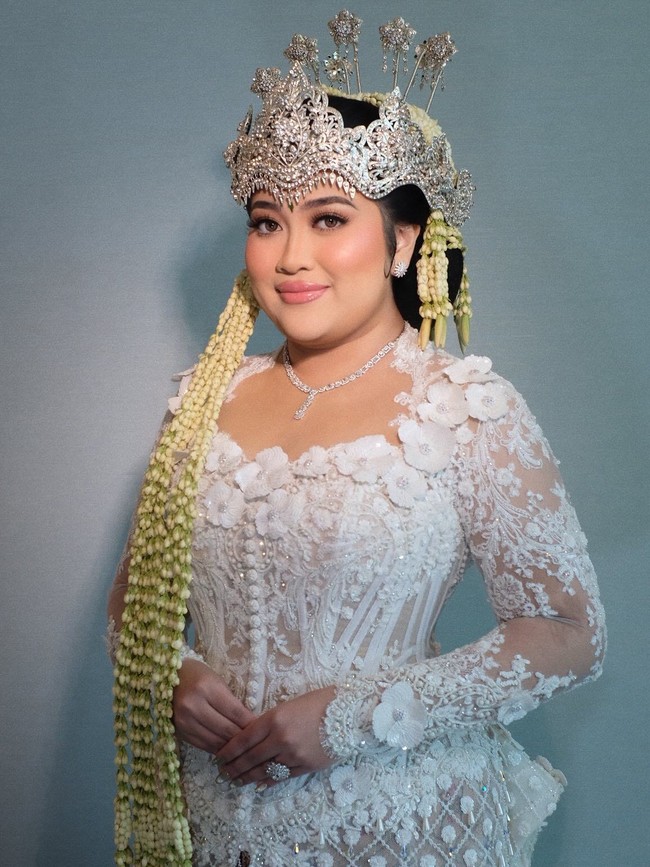 Pernikahan cucu pertama presiden kelima Republik Indonesia ini terlihat begitu kental dengan nuansa tradisional yang elegan. Melalui unggahan Instagram @bennusorumba, terlihat Diah Lupita tampil anggun memakai kebaya. Foto: Dok. Instagram @bennusorumba.