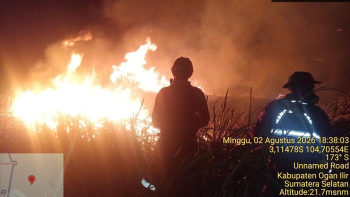 Personel Manggala Agni lakukan upaya pemadaman karhutla di Ogan Ilir.