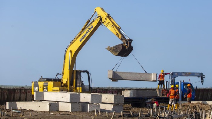 Pekerja memasang beton pengaman pantai di desa Eretan Kulon, Indramayu, Jawa Barat, Senin (3/8/2026). Kementerian Pekerjaan Umum membangun pengaman pantai sepanjang 500 meter di desa Eretan Wetan dan Eretan Kulon sebagai upaya untuk mengatasi masalah abrasi pantai serta banjir rob di daerah itu. ANTARA FOTO/Dedi Suwidiantoro