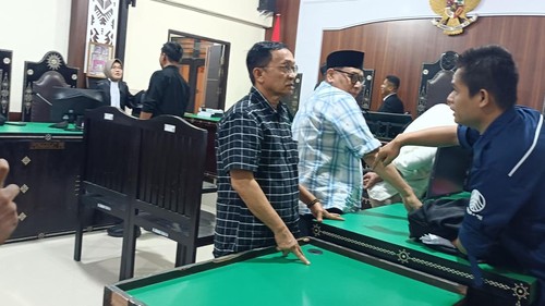 Pimpinan KJPP, Pung Saifullah Zulkarnaen, dan Pimpinan Cabang KJPP, Muhammad Jan, disidang di PN Mataram, Senin (3/8/2026) terkait korupsi lahan MXGP Samota. Mereka jadi tim appraisal saat pengadaan lahan itu. (Foto: Abdurrasyid Efendi/detikBali)