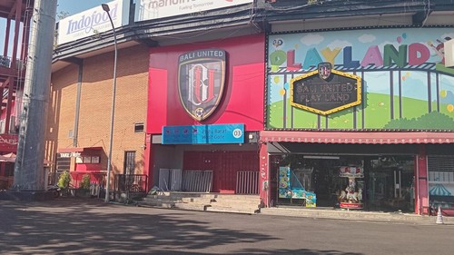 Pintu barat stadion Kapten I Wayan Dipta, Gianyar, Senin (3/8/2026). (Aryo Mahendro/detikBali)
