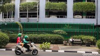 Polemik pemasangan pagar tinggi di sejumlah pusat perbelanjaan di Jakarta mencuri perhatian setelah beberapa mal memasang pagar besi yang mengelilingi area bangunan.  