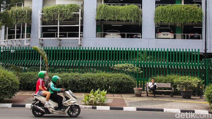 Warga melintas di samping pagar Plaza Blok M, Jakarta, Senin (3/8/2026).