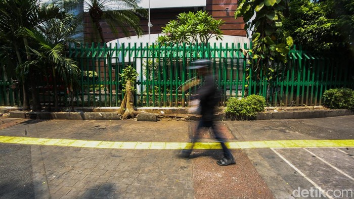Warga melintas di samping pagar Plaza Blok M, Jakarta, Senin (3/8/2026).