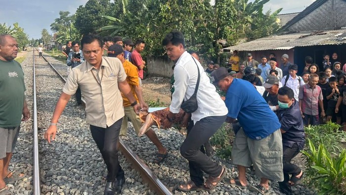 Polisi mengevakuasi jasad IRT yang tewas tertemper kereta di Lampung Selatan