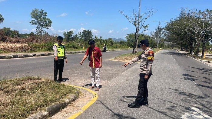 Polisi saat olah TKP kecelakaan di Pangkalpinang