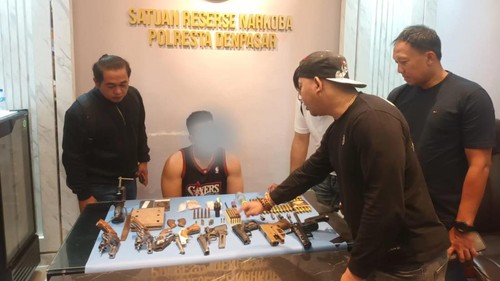 Polresta Denpasar meringkus pria berinisial ARMP lantaran diduga menjadi pengedar ekstasi. Polisi juga mengamankan sejumlah senjata api dari kediaman ARMP. (Foto: Dok. Polresta Denpasar)