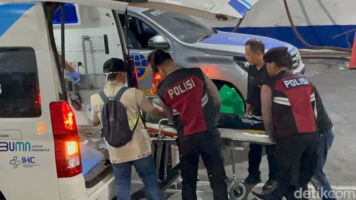 Potret kedatangan korban KM Mutiara Sentosa di Pelabuihan Tanjung Perak
