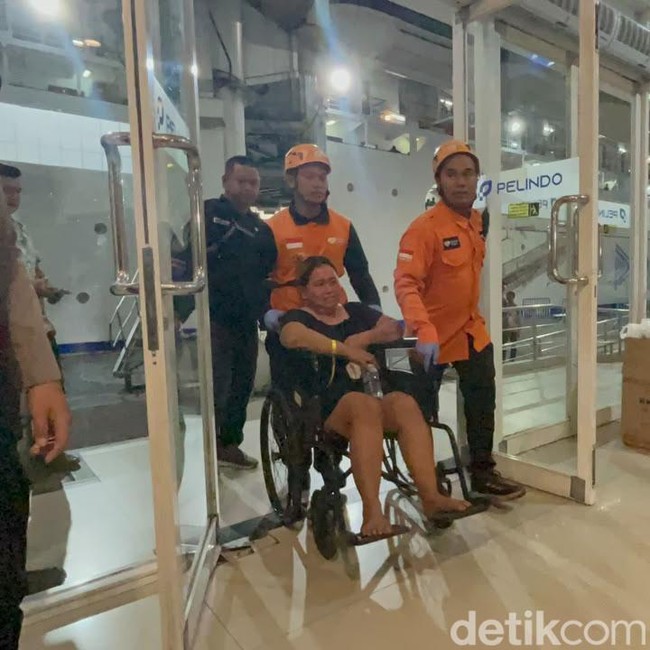 Potret Kedatangan Korban Kebakaran KM Mutiara Sentosa