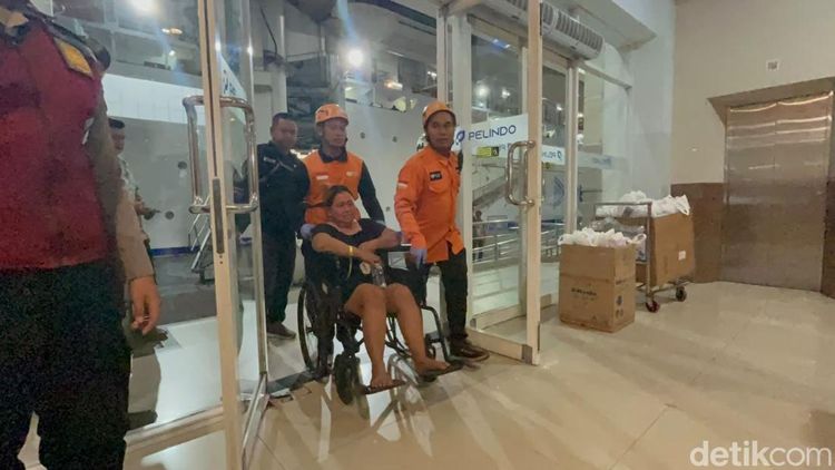 Potret Kedatangan Korban Kebakaran KMP Mutiara Sentosa