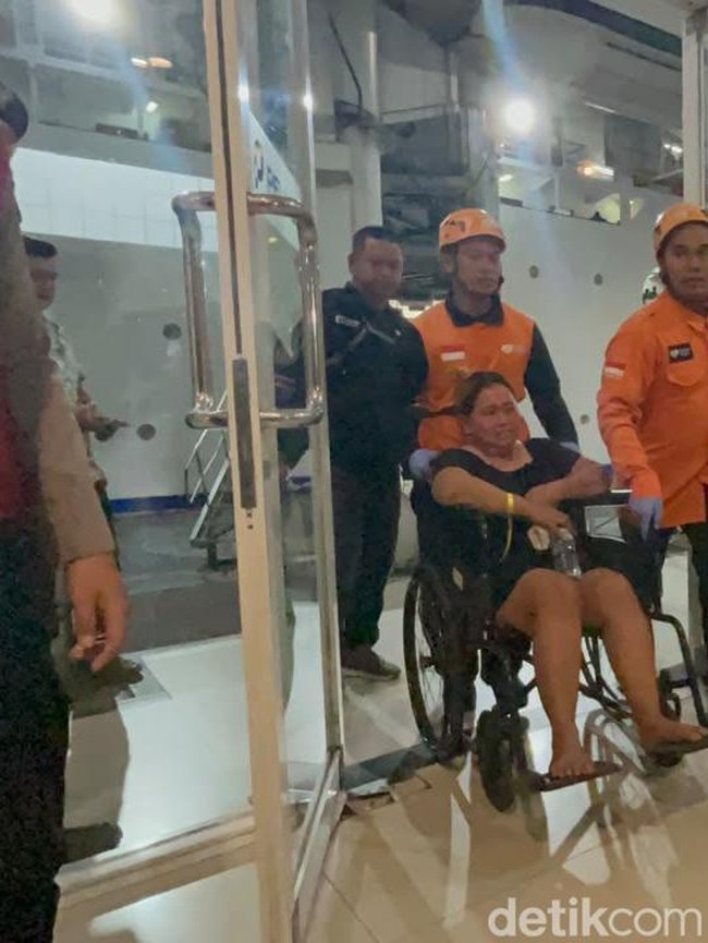 Potret Kedatangan Korban Kebakaran KM Mutiara Sentosa