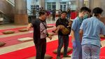 Potret Kedatangan Korban Kebakaran KMP Mutiara Sentosa