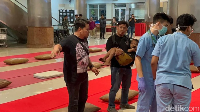 Potret kedatangan korban KM Mutiara Sentosa di Pelabuihan Tanjung Perak