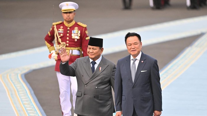 Presiden Prabowo Subianto (kanan) bersama Perdana Menteri Thailand Anutin Charnvirakul (kedua kanan) melambaikan tangan ke arah pelajar saat saat upacara penyambutan kenegaraan di Istana Merdeka, Jakarta, Senin (3/8/2026). Kunjungan tersebut diantaranya untuk memperkuat kerja sama bilateral serta meluncurkan Peta Jalan Kemitraan Strategis Indonesia-Thailand 2026–2030 yang terfokus pada tiga bidang utama yaitu keamanan, pembangunan ekonomi dan sosial-budaya. ANTARA FOTO/Hafidz Mubarak A