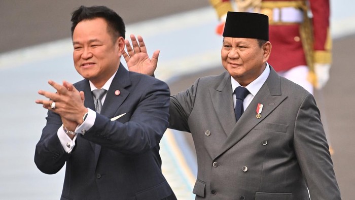 Presiden Prabowo Subianto (kanan) bersama Perdana Menteri Thailand Anutin Charnvirakul (kedua kanan) melambaikan tangan ke arah pelajar saat saat upacara penyambutan kenegaraan di Istana Merdeka, Jakarta, Senin (3/8/2026). Kunjungan tersebut diantara