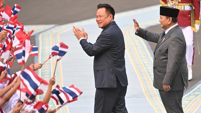 Presiden Prabowo Subianto (kanan) bersama Perdana Menteri Thailand Anutin Charnvirakul (kedua kanan) melambaikan tangan ke arah pelajar saat saat upacara penyambutan kenegaraan di Istana Merdeka, Jakarta, Senin (3/8/2026). Kunjungan tersebut diantara