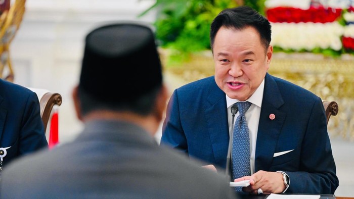 Presiden Prabowo Subianto menerima tanda kehormatan dari Angkatan Bersenjata Thailand. (Laily Rachev/Biro Pers, Media, dan Informasi Sekretariat Presiden)