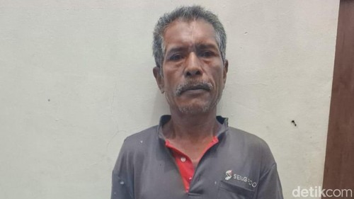 Pria bernama Bernabas Bria saat diamankan di Mapolres Malaka setelah menghabisi nyawa istrinya di Kabupaten Malaka, NTT, Minggu (2/8/2026).