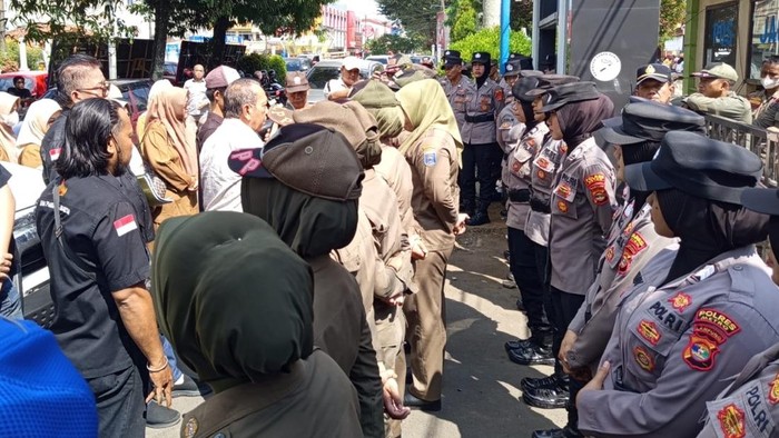 Puluhan guru honorer di Kota Metro, Provinsi Lampung menggelar aksi unjuk rasa di depan Kantor Wali Kota.
