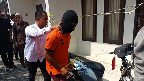 Puluhan warga menonton rekonstruksi kasus pembunuhan mahasiswi Universitas Mataram (Unram) di kos wilayah Mataram, NTB, Senin (3/8/2026). (Abdurrasyid Efendi/detikBali)