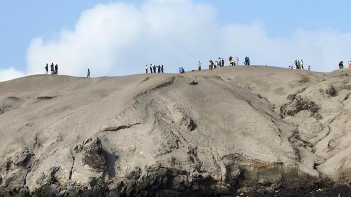 Puluhan Wisatawan di Gunung Anak Krakatau