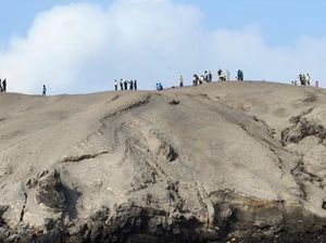Duh, Puluhan Wisatawan Nekat Naiki Anak Krakatau Meski Status Masih Siaga