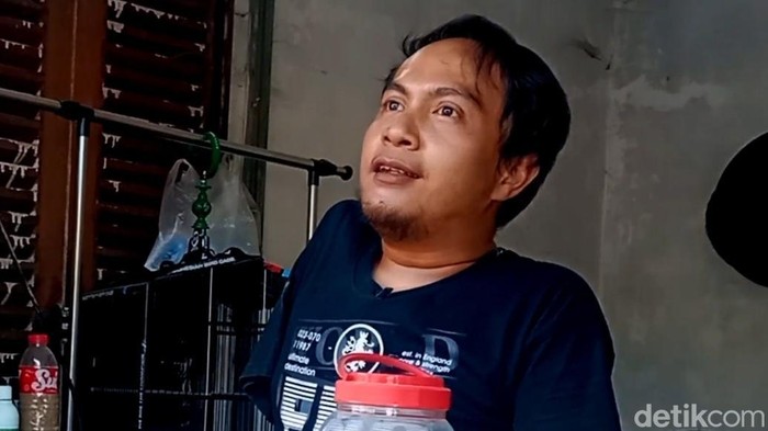 Qodir, difabel penjual pulsa dan bensin di Desa Pawidean, Jatibarang, Indramayu.