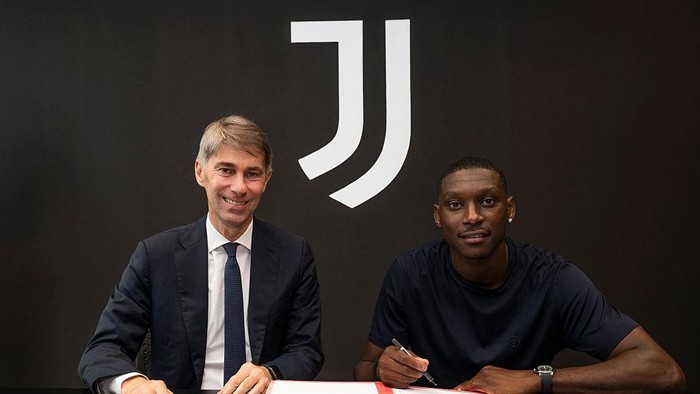 TURIN, ITALY - AUGUST 2: Randal Kolo Muani (R) poses with Frederic Massara at Juventus headquarters on August 2, 2026 in Turin, Italy.  (Photo by Alberto Gandolfo - Juventus/Juventus FC via Getty Images)