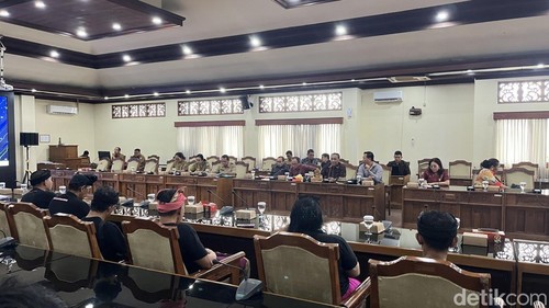 RDP Komisi III DPRD Bali bersama Forum Perjuangan Driver Pariwisata Bali di Kantor DPRD Bali, Senin (3/8/2026).