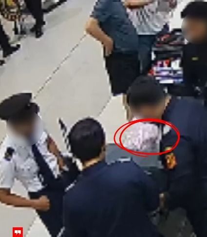 Rekaman CCTV menunjukkan gerak-gerik kopilot Malaysia Airlines sebelum ditangkap di Soetta (dok. Instagram Bea Cukai)
