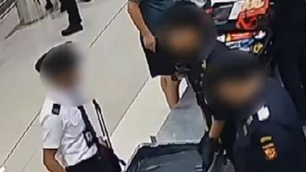 Rekaman CCTV menunjukkan gerak-gerik kopilot Malaysia Airlines sebelum ditangkap di Soetta (dok. Instagram Bea Cukai)