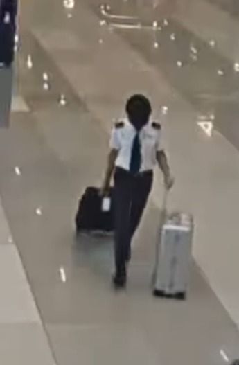 Rekaman CCTV menunjukkan gerak-gerik kopilot Malaysia Airlines sebelum ditangkap di Soetta (dok. Instagram Bea Cukai)