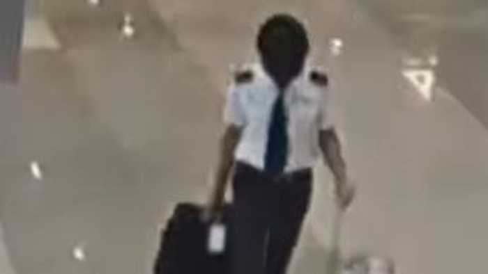 Rekaman CCTV menunjukkan gerak-gerik kopilot Malaysia Airlines sebelum ditangkap di Soetta (dok. Instagram Bea Cukai)