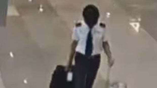 Rekaman CCTV menunjukkan gerak-gerik kopilot Malaysia Airlines sebelum ditangkap di Soetta (dok. Instagram Bea Cukai)